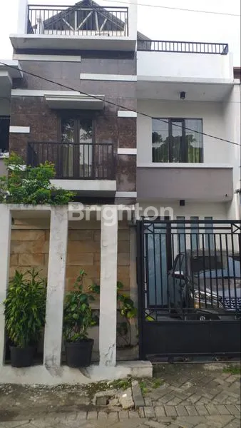 Gambar Property BABATAN PRATAMA RUMAH 3 LANTAI DEPAN TAMAN