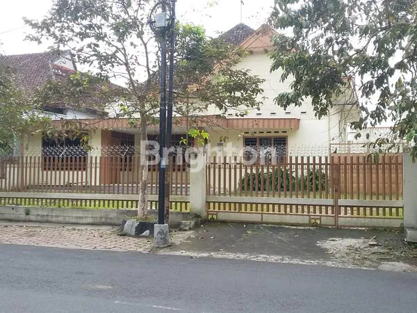 image RUMAH KUNO PUSAT KOTA, DEKAT JALAN BESAR IJEN,  DILENGKAPI DENGAN PAVILIUN. SANGAT COCOK UNTUK USAHA CAFE/RESTO. (1)