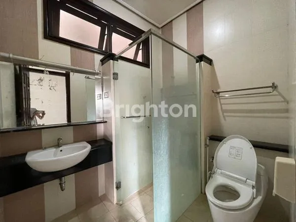 image DHARMAHUSADA INDAH SELATAN SIAP HUNI LOKASI STRATEGIS SANGAT LUAS DAN BANGUNAN MEWAH (5)