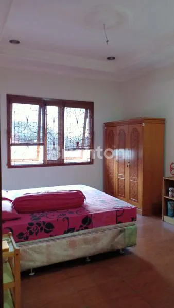 image RUMAH JAWA MODERN DI JAKARTA, BANGUNAN 2 LANTAI + BELAKANG ADA KONTRAKKAN (SELALU FULL) (2)