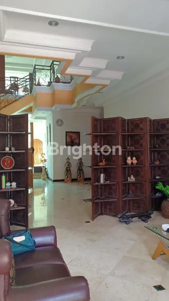 image RUMAH JAWA MODERN DI JAKARTA, BANGUNAN 2 LANTAI + BELAKANG ADA KONTRAKKAN (SELALU FULL) (4)