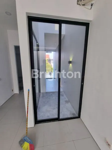 image RUMAH  BRAND NEW (TIGA) LANTAI SUTOREJO TIMUR (9)