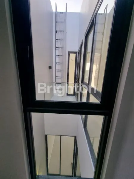 image RUMAH  BRAND NEW (TIGA) LANTAI SUTOREJO TIMUR (14)