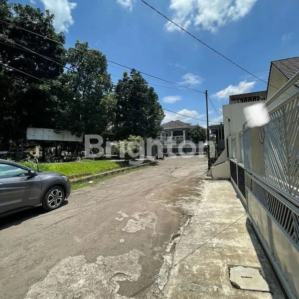 image RUMAH BESAR DENGAN BANYAK KAMAR TIDUR - BISA UNTUK RUMAH KOST (8)