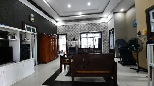 image RUMAH TINGGAL BESAR DI PERKAMPUNGAN  (2)