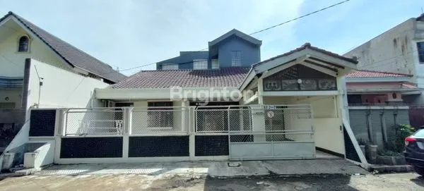 image RUMAH BESAR DENGAN BANYAK KAMAR TIDUR - BISA UNTUK RUMAH KOST (1)