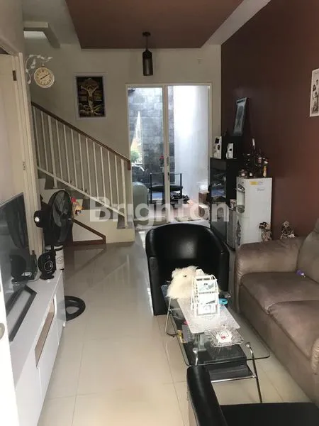 image RUMAH MEWAH 2 LANTAI DILENGKAPI KOLAM RENANG LOKASI STRATEGIS (2)