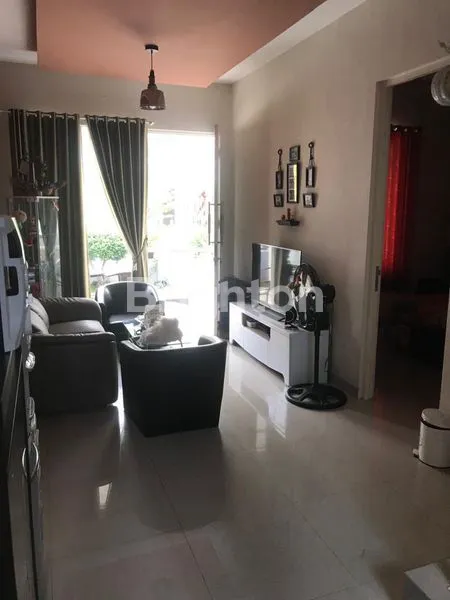 image RUMAH MEWAH 2 LANTAI DILENGKAPI KOLAM RENANG LOKASI STRATEGIS (3)