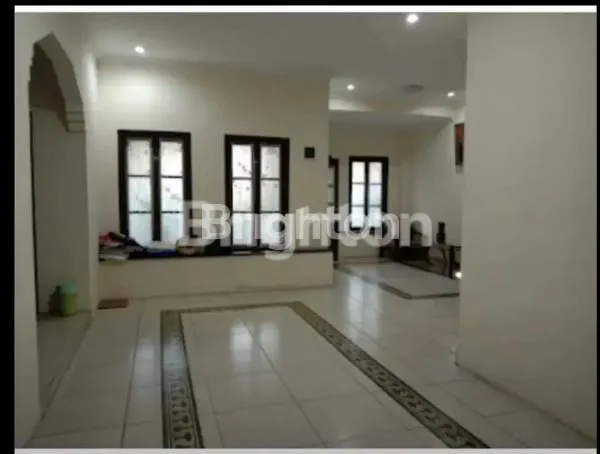 image RUMAH 1.5 LANTAI UNIK SIAP HUNI TENGAH KOTA SIDOARJO (3)