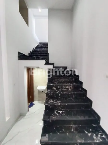 image MANYAR TIRTOYOSO NEW GRESS SIAP HUNI FURNISH BONUS 5 AC BANGUNAN MODERN (5)