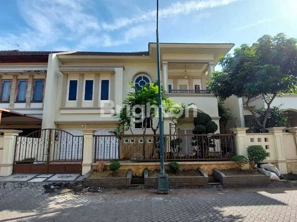 image SUPER TERAWAT! RUMAH CANTIK SIAP HUNI LOKASI STRATEGIS (1)