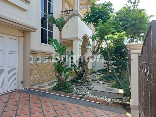 image SUPER TERAWAT! RUMAH CANTIK SIAP HUNI LOKASI STRATEGIS (4)