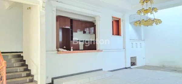 image RUMAH CANTIK SIAP HUNI DI PERMATA BUANA. BANGUNAN 2,5 LANTAI (2)