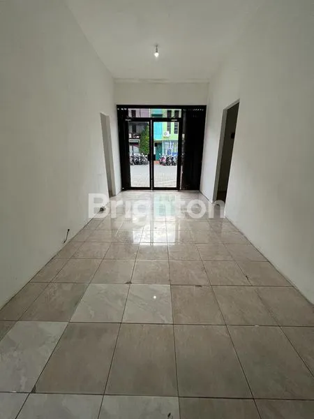 image GUDANG SIAP HUNI TERAWAT,TERLETAK DI PERGUDANGAN SOUTHGATE, SERUNI,BUDURAN, SIDOARJO, TIDAK BANJIR, DAPAT DILEWATI KONTAINER 40 FEED (1)