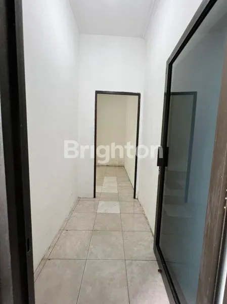 image GUDANG SIAP HUNI TERAWAT,TERLETAK DI PERGUDANGAN SOUTHGATE, SERUNI,BUDURAN, SIDOARJO, TIDAK BANJIR, DAPAT DILEWATI KONTAINER 40 FEED (3)