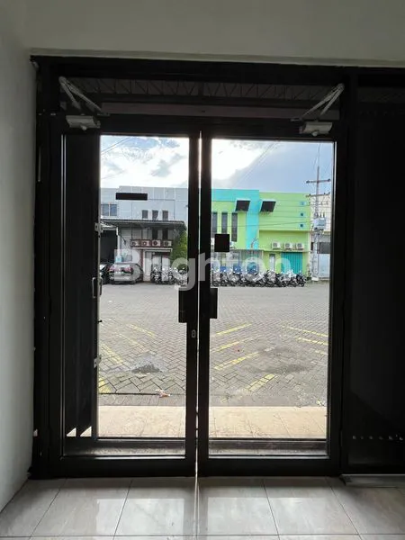 image GUDANG SIAP HUNI TERAWAT,TERLETAK DI PERGUDANGAN SOUTHGATE, SERUNI,BUDURAN, SIDOARJO, TIDAK BANJIR, DAPAT DILEWATI KONTAINER 40 FEED (2)