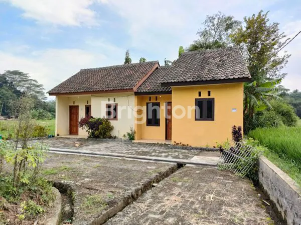 TAKE OVER KAVLING PERUMAHAN. ADA 24 UNIT, SUDAH LAKU 5 UNIT, MASIH 19 UNIT. DI TEMANGGUNG, JAWA TENGAH. JARAK 300 M DARI PABRIK-PABRIK YANG MERUPAKAN SALAH SATU CENTRAL INDUSTRI DI JAWA TENGAH.