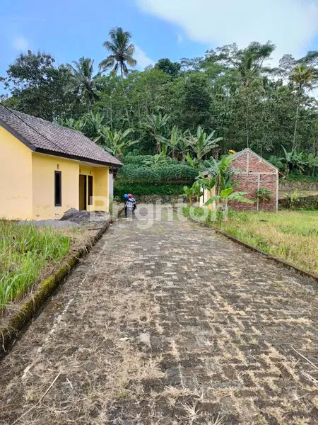 image TAKE OVER KAVLING PERUMAHAN. ADA 24 UNIT, SUDAH LAKU 5 UNIT, MASIH 19 UNIT. DI TEMANGGUNG, JAWA TENGAH. JARAK 300 M DARI PABRIK-PABRIK YANG MERUPAKAN SALAH SATU CENTRAL INDUSTRI DI JAWA TENGAH. (5)