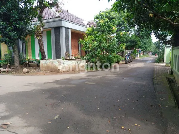 image RUMAH HOOK PINGGIR JALAN HIDUP DI MUSTIKAJAYA (5)