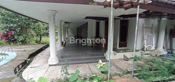 image RUMAH BESAR DENGAN HALAMAN LUAS (1)