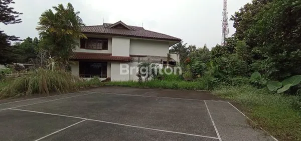 image RUMAH BESAR DENGAN HALAMAN LUAS (4)