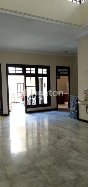 image RUMAH ASRI 2 LANTAI TERAWAT, SIAP HUNI (4)