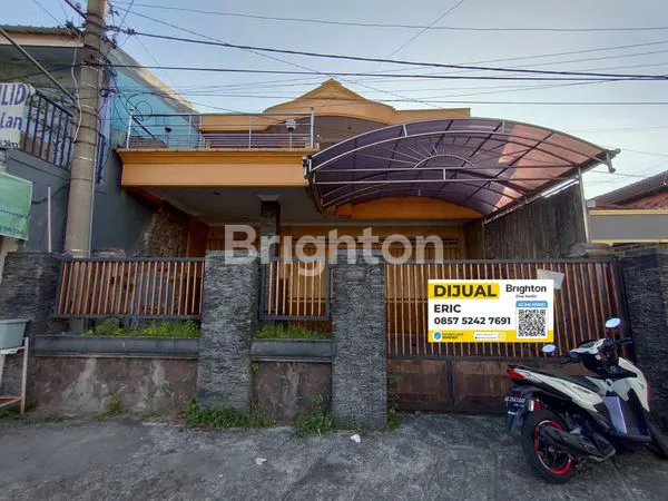 RUMAH LUAS 2.5 LANTAI LOKASI STRATEGIS JALAN PENANGGUNGAN BARAT SUNGAI KOTA KEDIRI