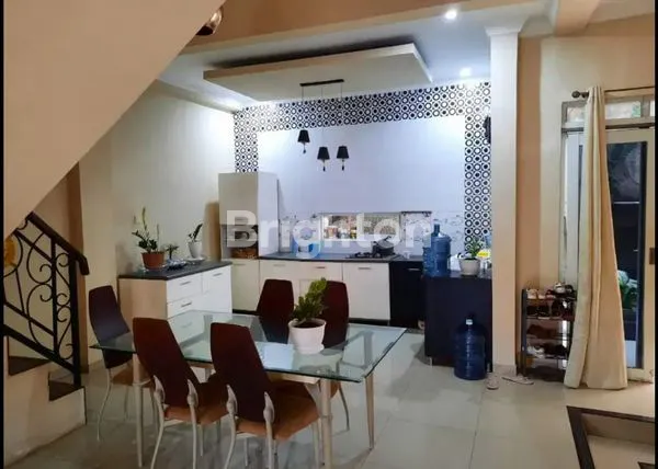 image RUMAH CANTIK 2 LANTAI SIAP HUNI STRATEGIS DI PERUMAHAN ELITE BOGOR (4)