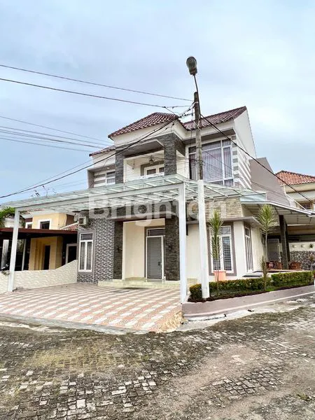 image RUMAH TOWNHOUSE FULL FURNISHED CANTIK, ELEGAN DAN MEWAH DI PERUMAHAN GRAND GARDEN DI DAERAH CELENTANG PUSAT KOTA (1)