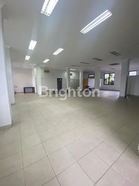 image GEDUNG MEGAH DI LOKASI STRATEGIS, TERAWAT DI KEROBOKAN (2)