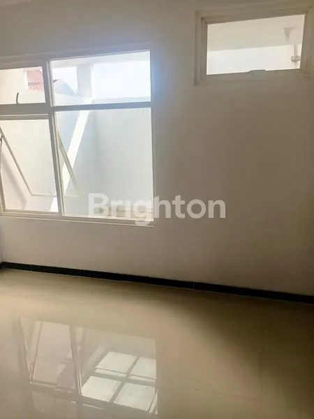 image RUMAH BARU 2 LANTAI DI TENGAH KOTA SOLO PESAN BANGUN 8 BULAN JADI (2)