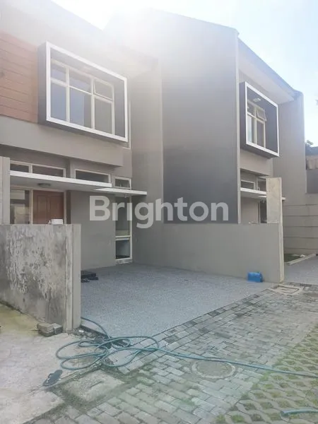 image RUMAH BARU 2 LANTAI DI TENGAH KOTA SOLO PESAN BANGUN 8 BULAN JADI (7)