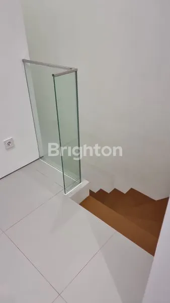 image 3 LANTAI CIAMIK POL .RUMAH BRAND NEW SURABAYA TIMUR (3)