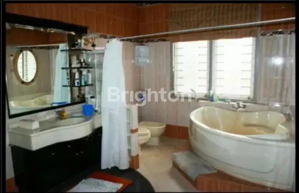 image RUMAH MODERN BESAR DIKAWASAN ELIT (5)