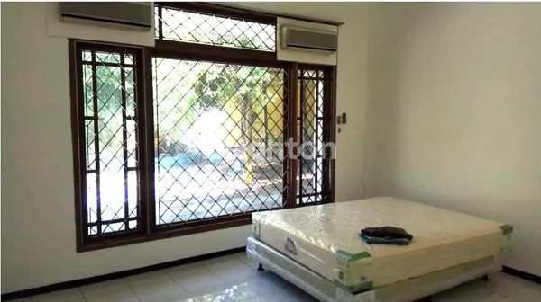 image RUMAH MEWAH SURABAYA BARAT SIAP HUNI (2)