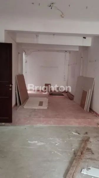 image RUMAH MINIMALIS 3 LANTAI DI JAKARTA UTARA (2)