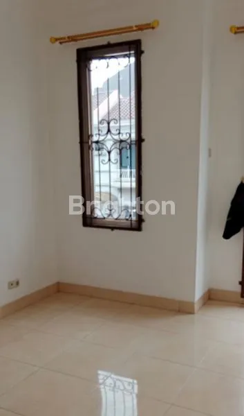 image RUMAH MINIMALIS 3 LANTAI DI JAKARTA UTARA (3)