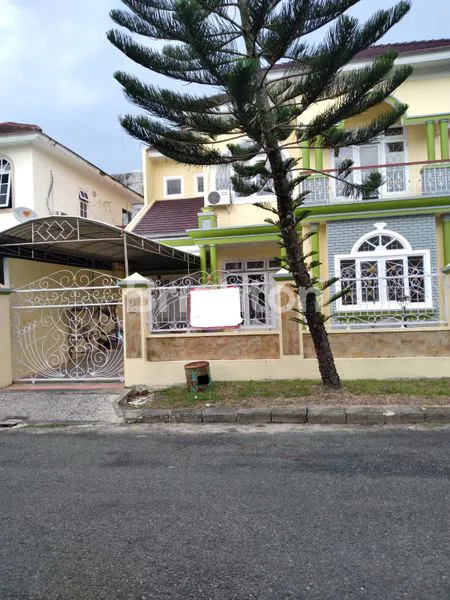 image RUMAH 2 LANTAI SIAP HUNI DI CLUSTER BALIKPAPAN BARU (1)