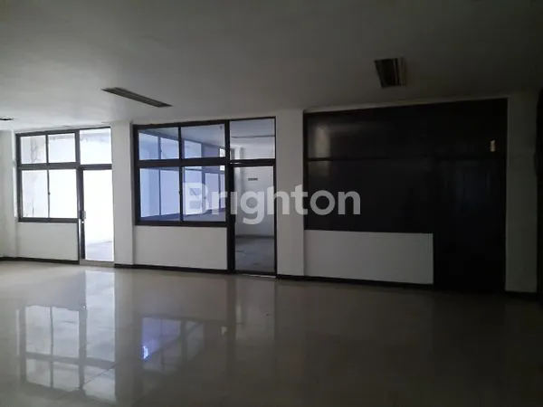 image BANGUNAN 3 LANTAI LOKASI DI JALAN RAYA PERAK BARAT SANGAT STRATEGIS (2)