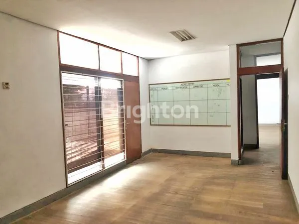 image GEDUNG KANTOR LOKASI STRATEGIS ZONA CAMPURAN DEKAT JAKARTA PUSAT (3)