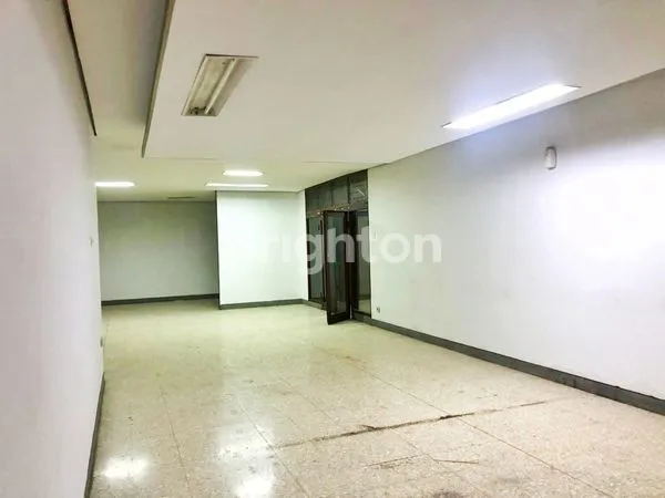 image GEDUNG KANTOR LOKASI STRATEGIS ZONA CAMPURAN DEKAT JAKARTA PUSAT (5)