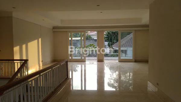 image RUMAH MEWAH SUASANA ASRI DI PUSAT KOTA VIEW DANAU DAN KOLAM RENANG MENTENG JAKARTA PUSAT (5)