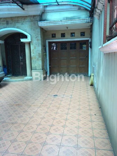 image RUMAH KELAPA GADING DENGAN BANGUNAN 2.5 LANTAI DIPINGGIR JALAN BESAR (2)