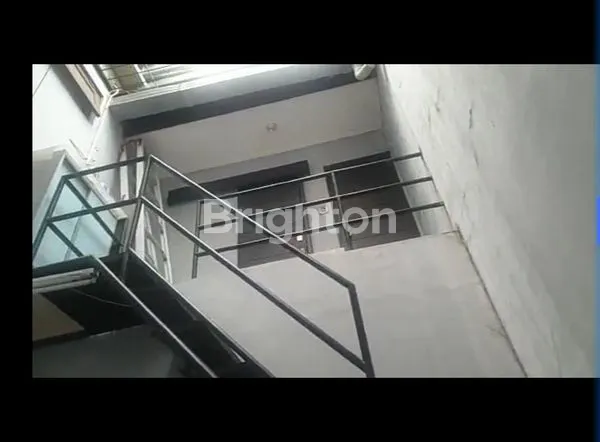 image RUMAH SIAP HUNI, TERAWAT, LOKASI DEKAT PAKUWON CITY, SELANGKAH KE MERR, DEKAT GALAXY MALL, AREA MANYAR, HOOK 2 LANTAI (UTARA-TIMUR) (7)