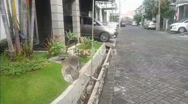 image RUMAH SIAP HUNI, TERAWAT, LOKASI DEKAT PAKUWON CITY, SELANGKAH KE MERR, DEKAT GALAXY MALL, AREA MANYAR, HOOK 2 LANTAI (UTARA-TIMUR) (1)