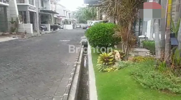 image RUMAH SIAP HUNI, TERAWAT, LOKASI DEKAT PAKUWON CITY, SELANGKAH KE MERR, DEKAT GALAXY MALL, AREA MANYAR, HOOK 2 LANTAI (UTARA-TIMUR) (4)