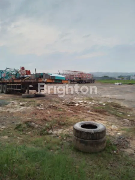 image TANAH LUAS DAN RATA DI PINGGIR JALAN (2)