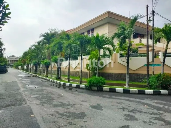 image RUMAH MEWAH MANYAR KERTOARJO (7)