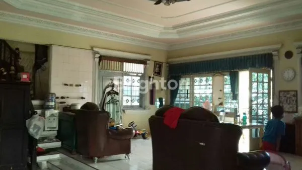 image **HOT SELLER**RUMAH TUA RAWAMANGUN , DI HOEK, BEBAS BANJIR (7)