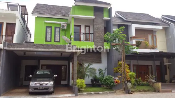 image RUMAH 2LT DI PERUMAHAN DEKAT AMBARRUKMO PLASA JOGJA (1)